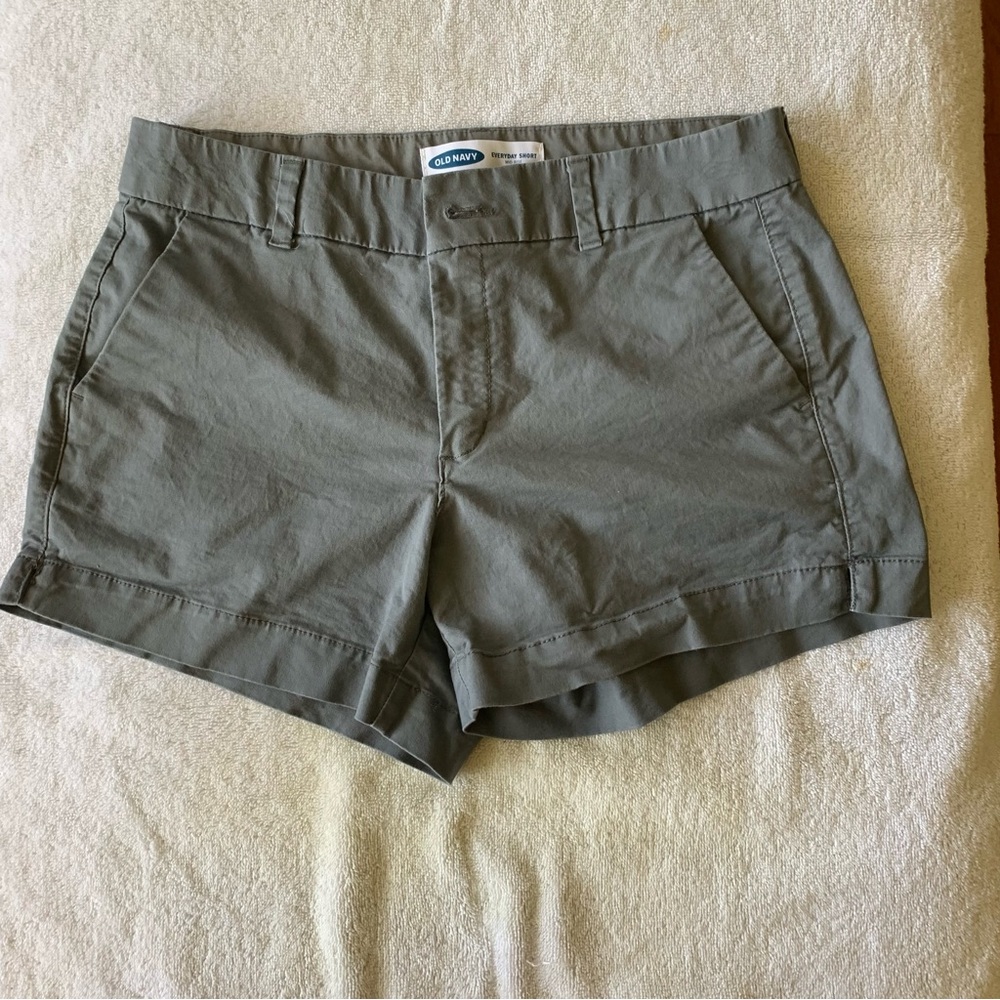 Old Navy Everyday MID RISE short size 6
